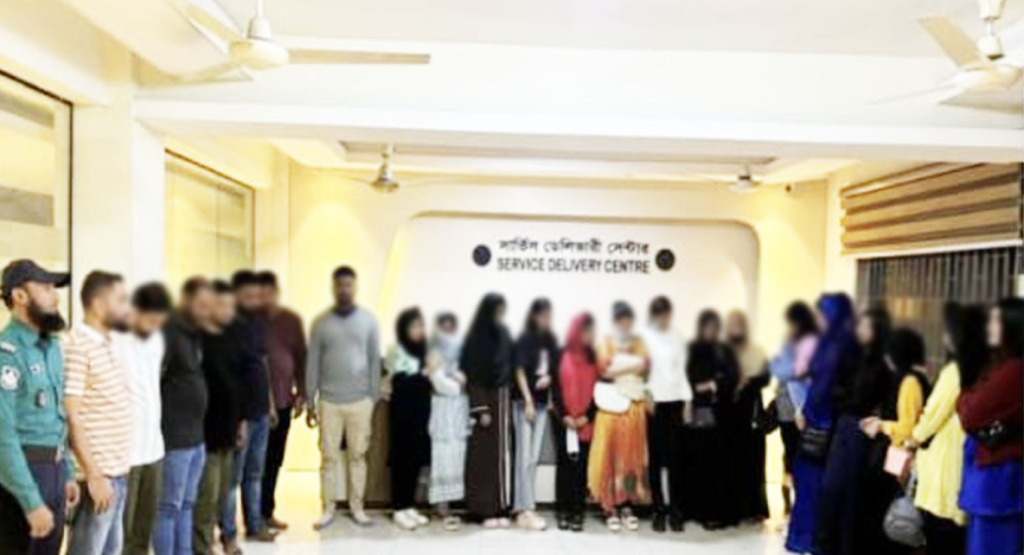 ‘কাপল ড্যান্স’ পার্টি থেকে মাদকসহ আটক ২৫ 3 image 1200x650 12 1739342759 ‘কাপল ড্যান্স’ পার্টি থেকে মাদকসহ আটক ২৫