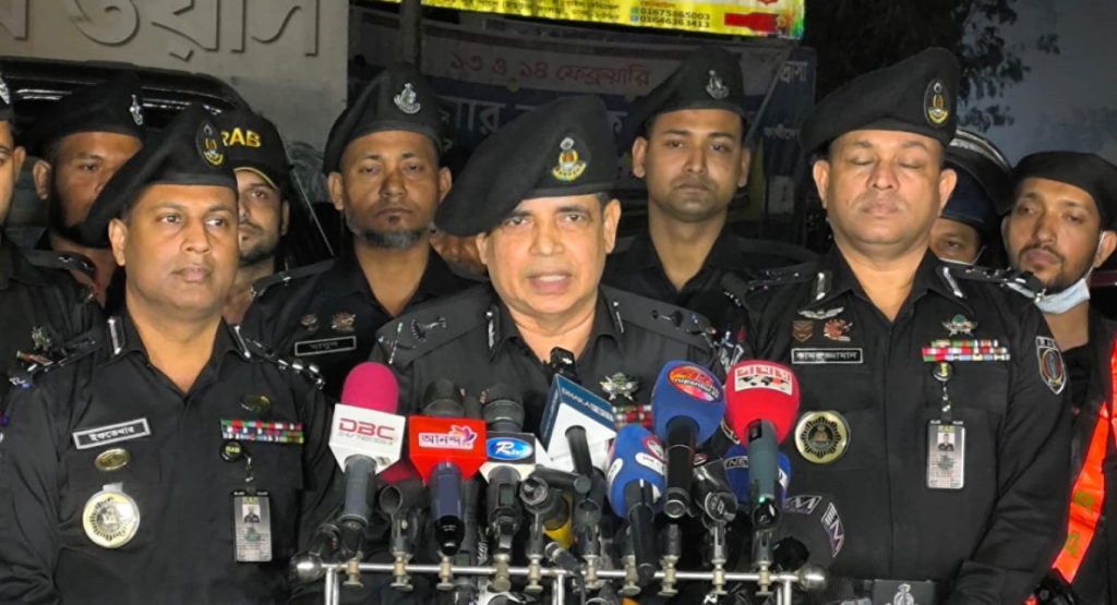 জামিন নিয়ে আবার জড়াচ্ছে একই অপরাধে: র্যাব ডিজি 4 image 1200x650 14 1740292179 জামিন নিয়ে আবার জড়াচ্ছে একই অপরাধে: র্যাব ডিজি