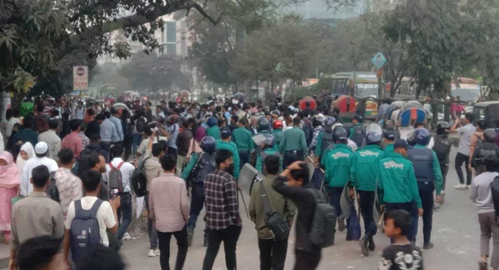 সংঘর্ষ শেষে মিরপুর সড়কে স্বাভাবিক যান চলাচল 3 image 1200x650 16 1739114512 সংঘর্ষ শেষে মিরপুর সড়কে স্বাভাবিক যান চলাচল