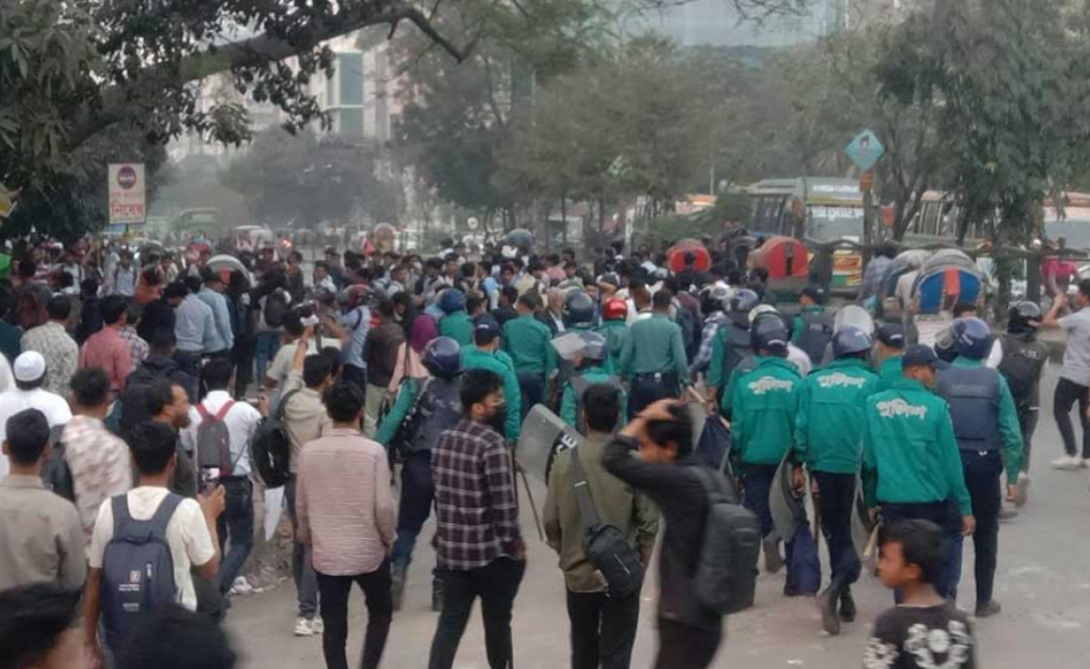 সংঘর্ষ শেষে মিরপুর সড়কে স্বাভাবিক যান চলাচল