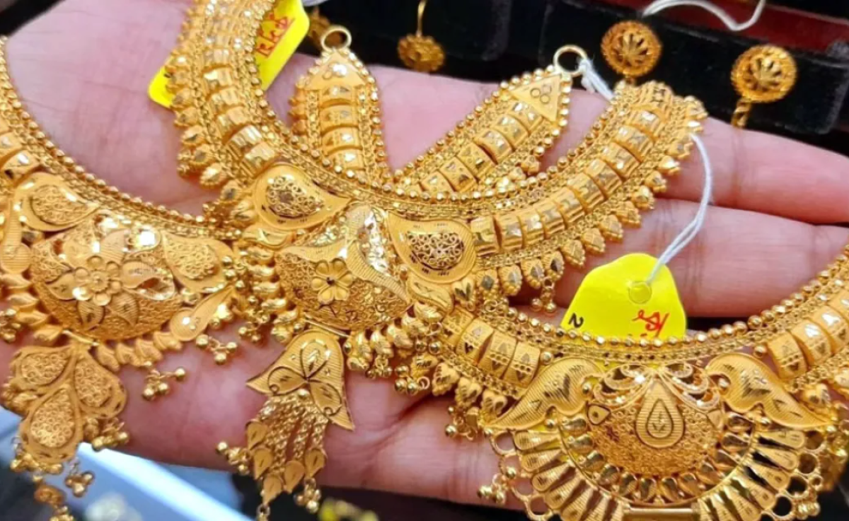 সোনার দাম দেড় লাখ ছুঁই ছুঁই