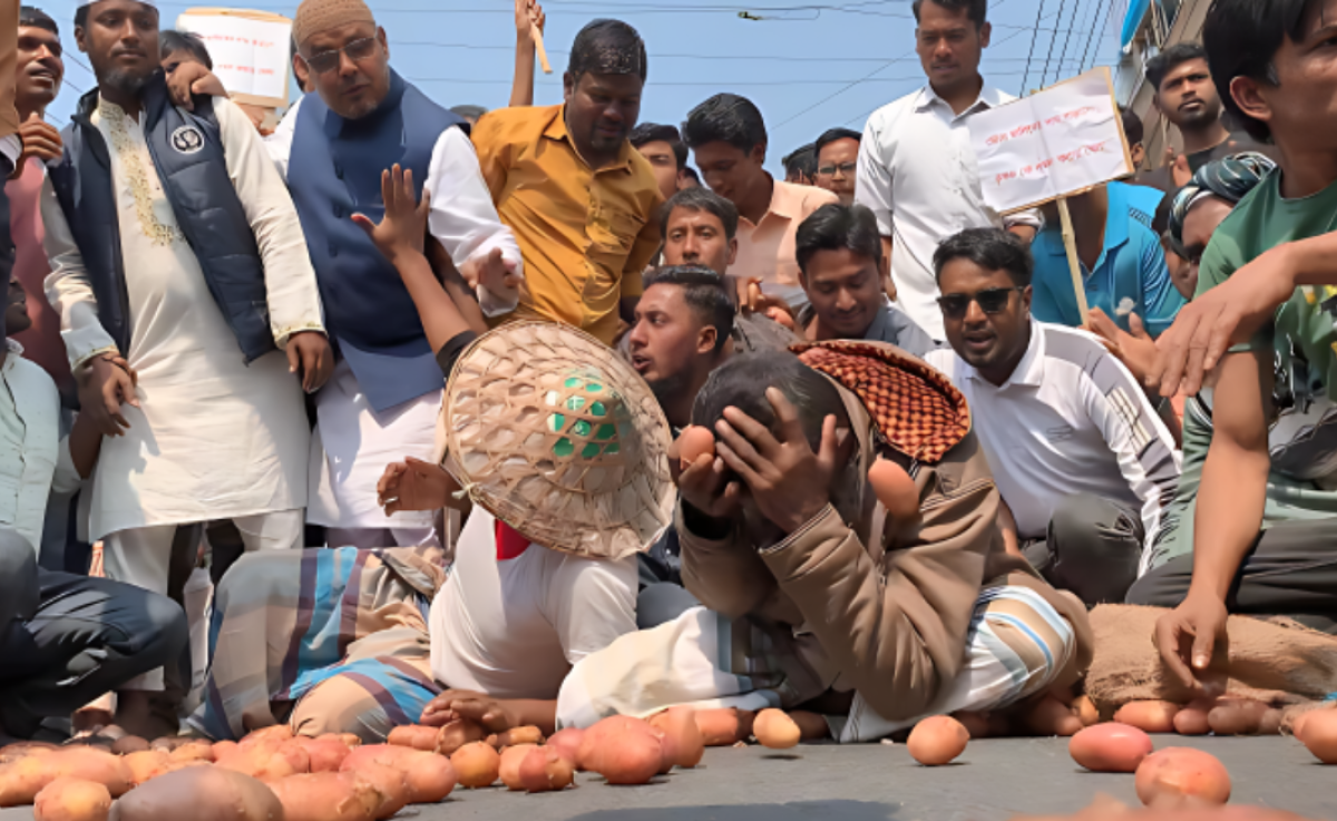 হিমাগারের ভাড়া বৃদ্ধির প্রতিবাদে মহাসড়কে আলু ছিটিয়ে বিক্ষোভ