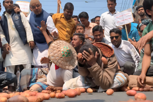 হিমাগারের ভাড়া বৃদ্ধির প্রতিবাদে মহাসড়কে আলু ছিটিয়ে বিক্ষোভ