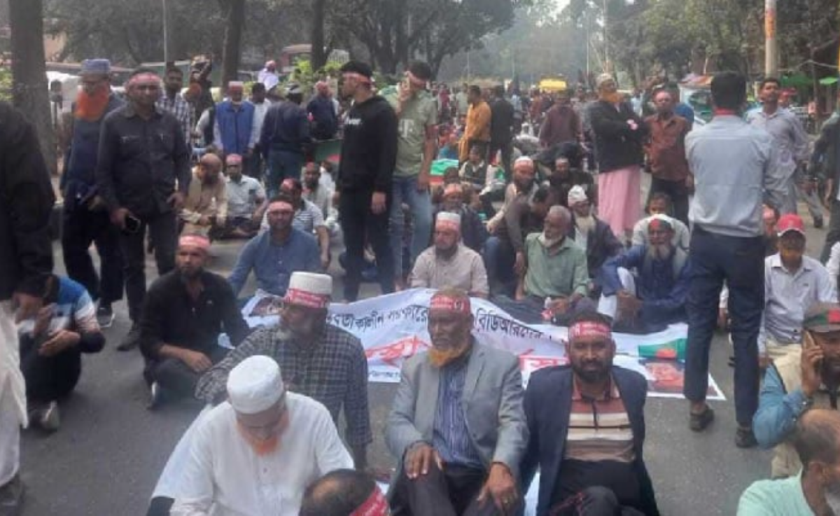 চাকরিতে পুনর্বহাল দাবি বিডিআরের, পুলিশের জলকামান