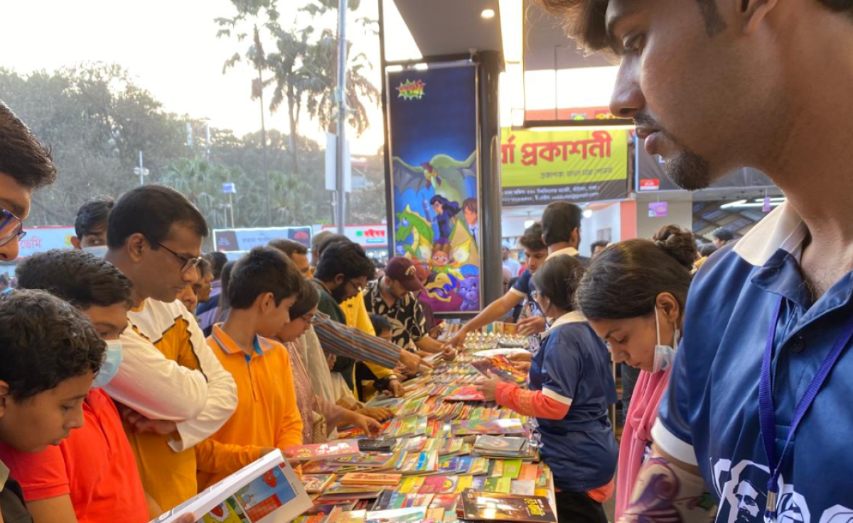 ছুটির দিনে বইমেলা মানুষের ঢল, বিক্রিও বেড়েছে