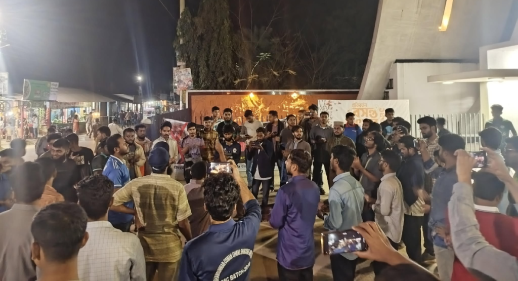 কুয়েটে শিক্ষার্থীদের উপর হামলার প্রতিবাদে কুবিতে বিক্ষোভ 3 image 1200x650 22 1739897352 কুয়েটে শিক্ষার্থীদের উপর হামলার প্রতিবাদে কুবিতে বিক্ষোভ