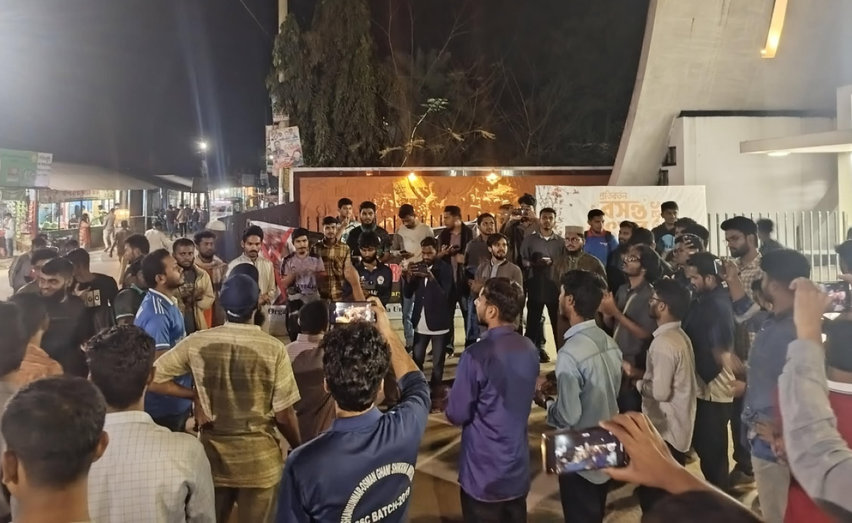 কুয়েটে শিক্ষার্থীদের উপর হামলার প্রতিবাদে কুবিতে বিক্ষোভ