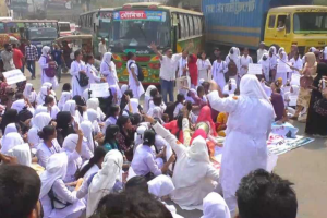 অধ্যক্ষের বদলি ঠেকাতে নারায়ণগঞ্জে শিক্ষার্থীদের বিক্ষোভ