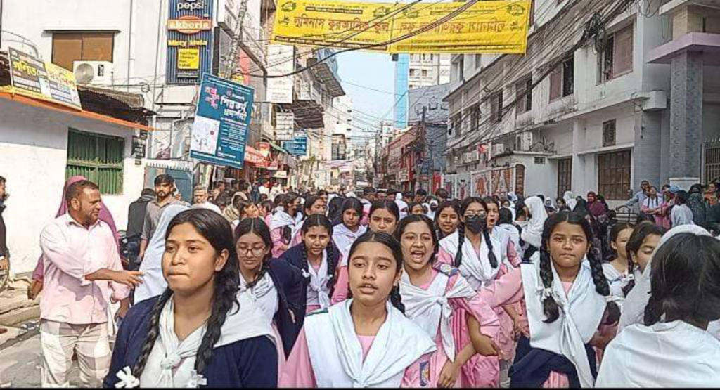 বগুড়ায় অধ্যক্ষের অপসারণের দাবিতে শিক্ষার্থীদের অবরোধ 3 image 1200x650 4 1740368764 বগুড়ায় অধ্যক্ষের অপসারণের দাবিতে শিক্ষার্থীদের অবরোধ