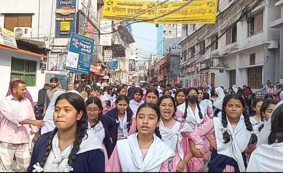 বগুড়ায় অধ্যক্ষের অপসারণের দাবিতে শিক্ষার্থীদের অবরোধ