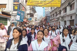 বগুড়ায় অধ্যক্ষের অপসারণের দাবিতে শিক্ষার্থীদের অবরোধ