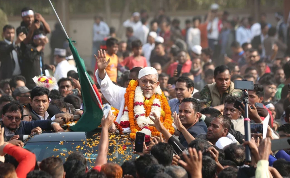 ১৭ বছর পর গ্রামের বাড়িতে বাবর