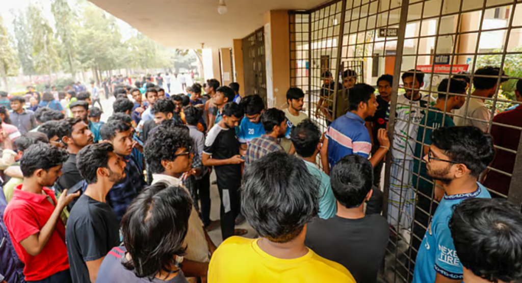 কুয়েটের প্রশাসনিক ভবনে তালা ঝুলিয়েছে শিক্ষার্থীরা 2 image 1200x650 1739959981 কুয়েটের প্রশাসনিক ভবনে তালা ঝুলিয়েছে শিক্ষার্থীরা