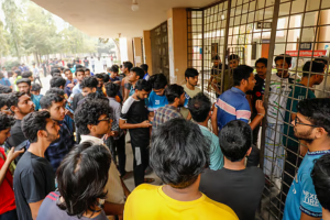 কুয়েটের প্রশাসনিক ভবনে তালা ঝুলিয়েছে শিক্ষার্থীরা