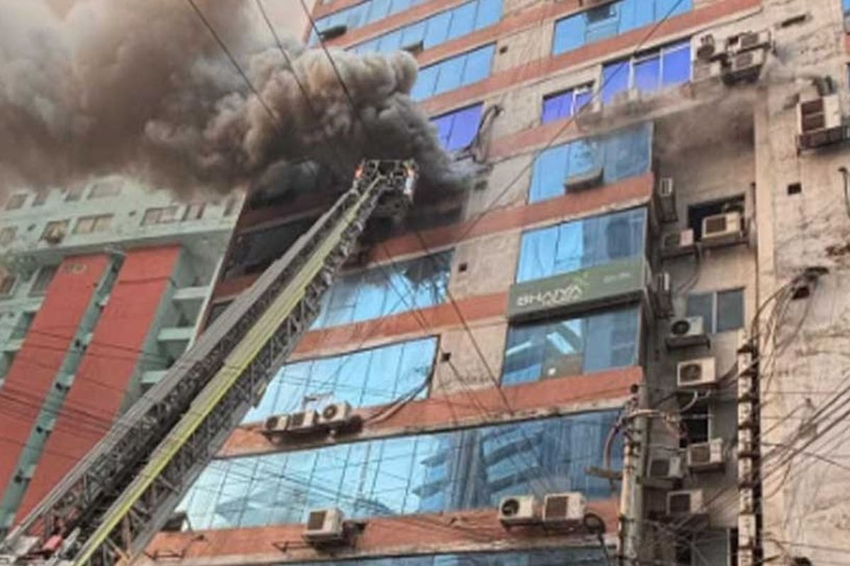 রাজধানীর নয়াপল্টনে জামান টাওয়ারে আগুন: দুই ঘণ্টা পর নিয়ন্ত্রণে