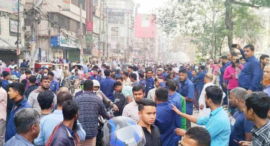 রাজধানীতে সিএনজিচালিত অটোরিকশা চালকদের বিক্ষোভ, বিভিন্ন সড়কে যানযট 4 janjot 1739681367 রাজধানীতে সিএনজিচালিত অটোরিকশা চালকদের বিক্ষোভ, বিভিন্ন সড়কে যানযট
