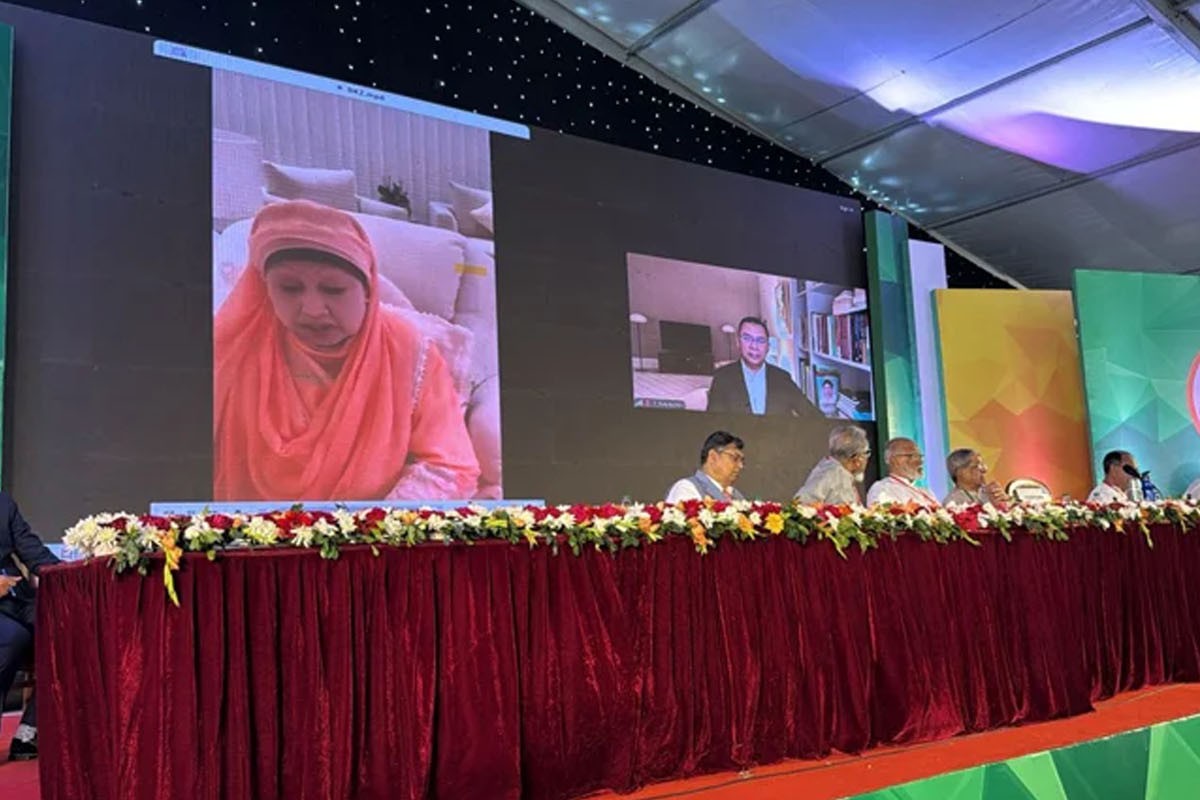 ক্ষুদ্র ক্ষুদ্র সংকীর্ণতা ভুলে দেশ ও জাতিকে ঐক্যবদ্ধ থাকতে হবে: খালেদা জিয়া