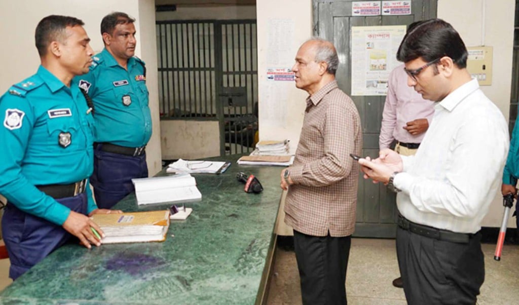 ভোরে আকস্মিকভাবে ঢাকার ৪ থানা পরিদর্শনে স্বরাষ্ট্র উপদেষ্টা 4 ko 1740629318 ভোরে আকস্মিকভাবে ঢাকার ৪ থানা পরিদর্শনে স্বরাষ্ট্র উপদেষ্টা