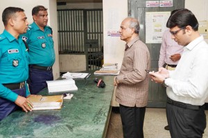 ভোরে আকস্মিকভাবে ঢাকার ৪ থানা পরিদর্শনে স্বরাষ্ট্র উপদেষ্টা