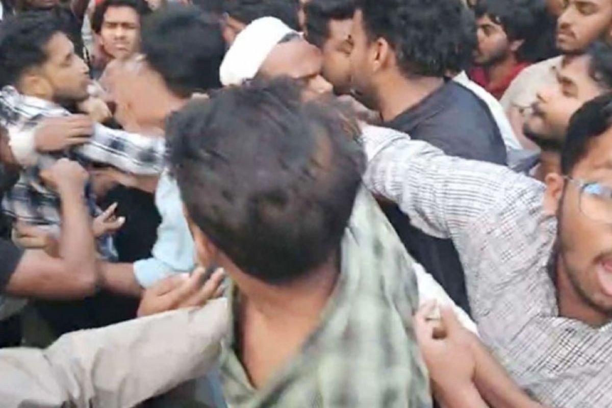 হাতাহাতি  ও মারামারির মধ্য দিয়ে আত্মপ্রকাশ নতুন ছাত্র সংগঠনের