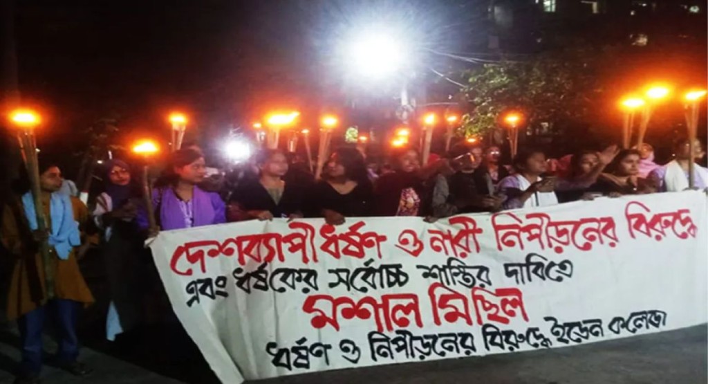 ধর্ষণ ও নারী নিপীড়নের বিরুদ্ধে ইডেন কলেজ শিক্ষার্থীদের মশাল মিছিল 2 online 1740320962 ধর্ষণ ও নারী নিপীড়নের বিরুদ্ধে ইডেন কলেজ শিক্ষার্থীদের মশাল মিছিল