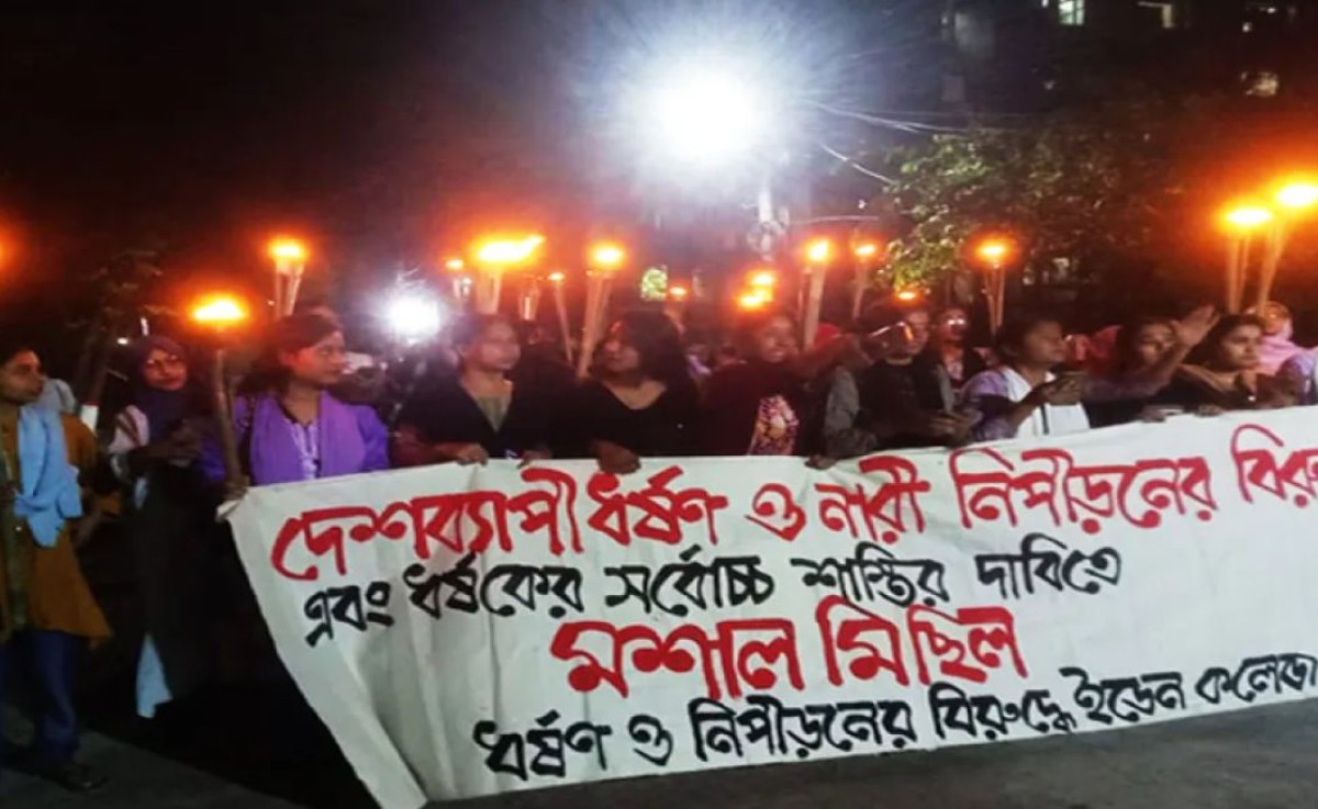 ধর্ষণ ও নারী নিপীড়নের বিরুদ্ধে ইডেন কলেজ শিক্ষার্থীদের মশাল মিছিল