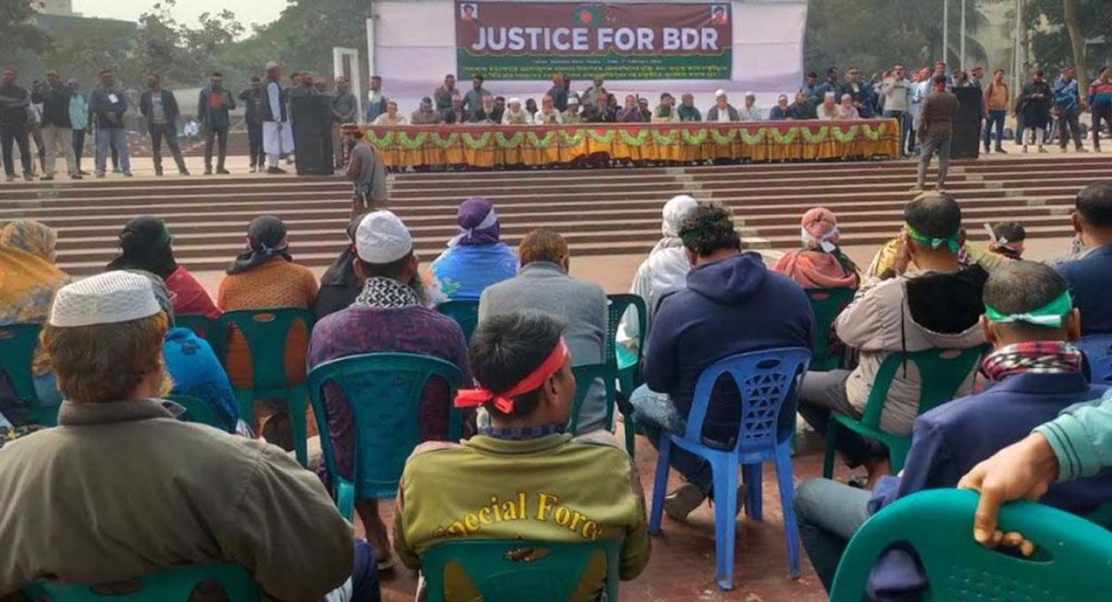 ছয় দফা দাবিতে শহীদ মিনারে অবস্থান নিয়েছেন চাকরিচ্যুত বিডিআর সদস্যরা 4 pil 1739254151 ছয় দফা দাবিতে শহীদ মিনারে অবস্থান নিয়েছেন চাকরিচ্যুত বিডিআর সদস্যরা