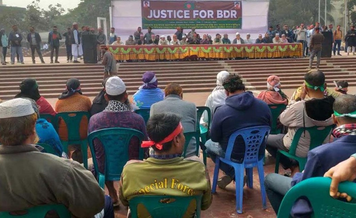 ছয় দফা দাবিতে শহীদ মিনারে অবস্থান নিয়েছেন চাকরিচ্যুত বিডিআর সদস্যরা