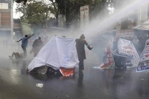 আউটসোর্সিং কর্মীদের ছত্রভঙ্গ করতে জলকামান-সাউন্ড গ্রেনেড নিক্ষেপ পুলিশের