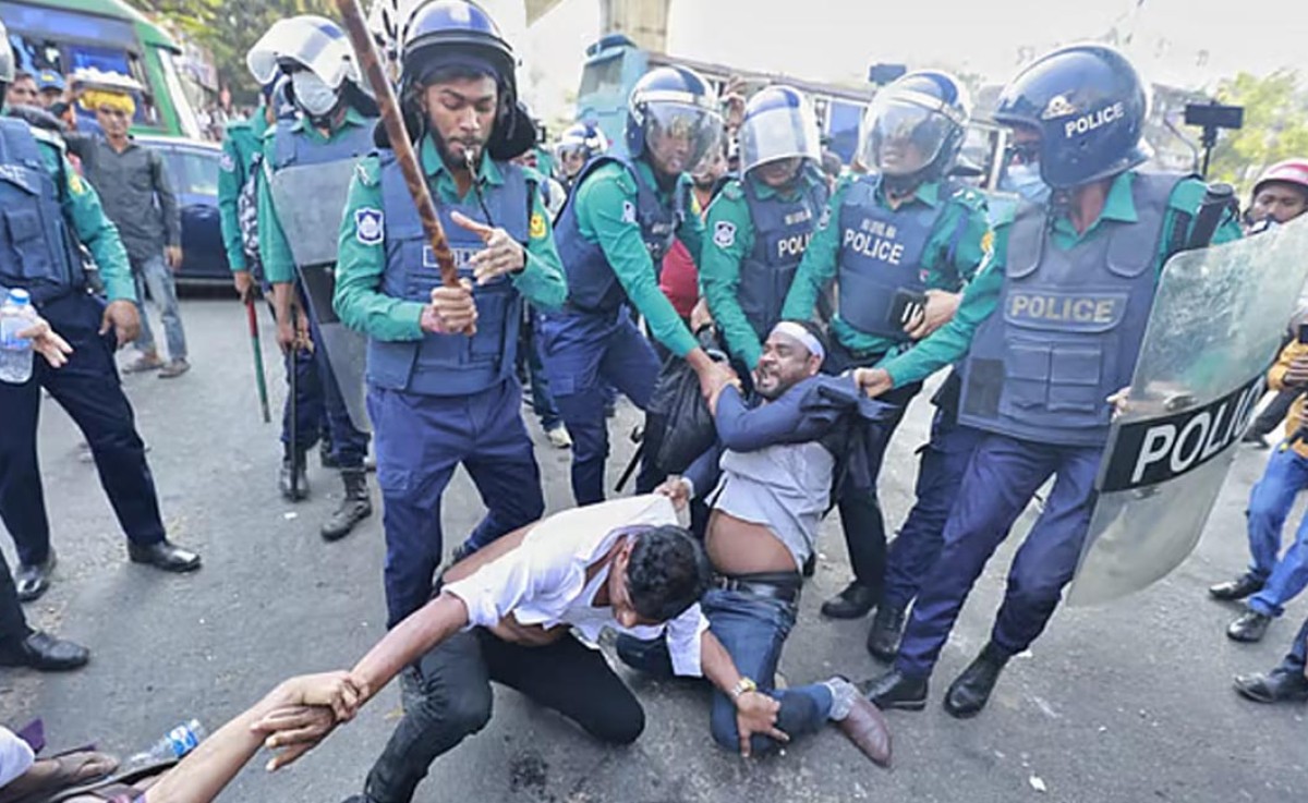 প্রাথমিকে নিয়োগ প্রত্যাশী আন্দোলনকারীদের ছত্রভঙ্গ করতে পুলিশের লাঠিপেটা