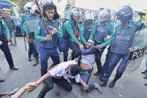 প্রাথমিকে নিয়োগ প্রত্যাশী আন্দোলনকারীদের ছত্রভঙ্গ করতে পুলিশের লাঠিপেটা
