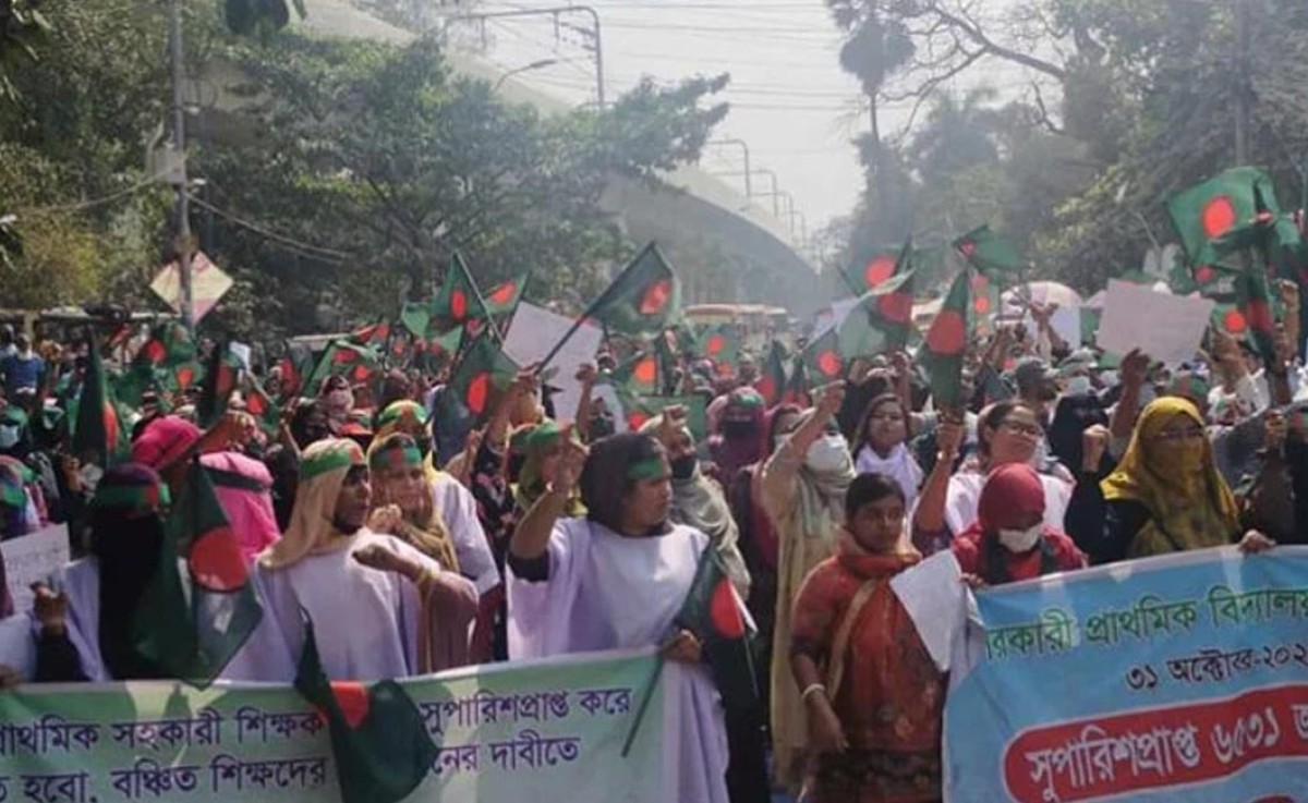 কাফনের কাপড় পরে সুপারিশপ্রাপ্ত প্রাথমিক শিক্ষকদের শাহবাগে অবস্থান