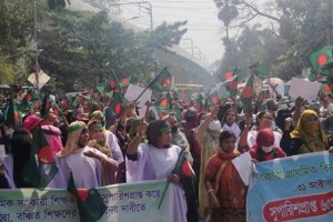 কাফনের কাপড় পরে সুপারিশপ্রাপ্ত প্রাথমিক শিক্ষকদের শাহবাগে অবস্থান