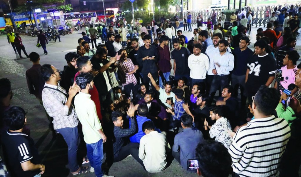 বেসরকারি বিশ্ববিদ্যালয় শিক্ষার্থীদের উপর হামলার প্রতিবাদে রাস্তা অবরোধ, বিক্ষোভ 3 private 1740625134 বেসরকারি বিশ্ববিদ্যালয় শিক্ষার্থীদের উপর হামলার প্রতিবাদে রাস্তা অবরোধ, বিক্ষোভ