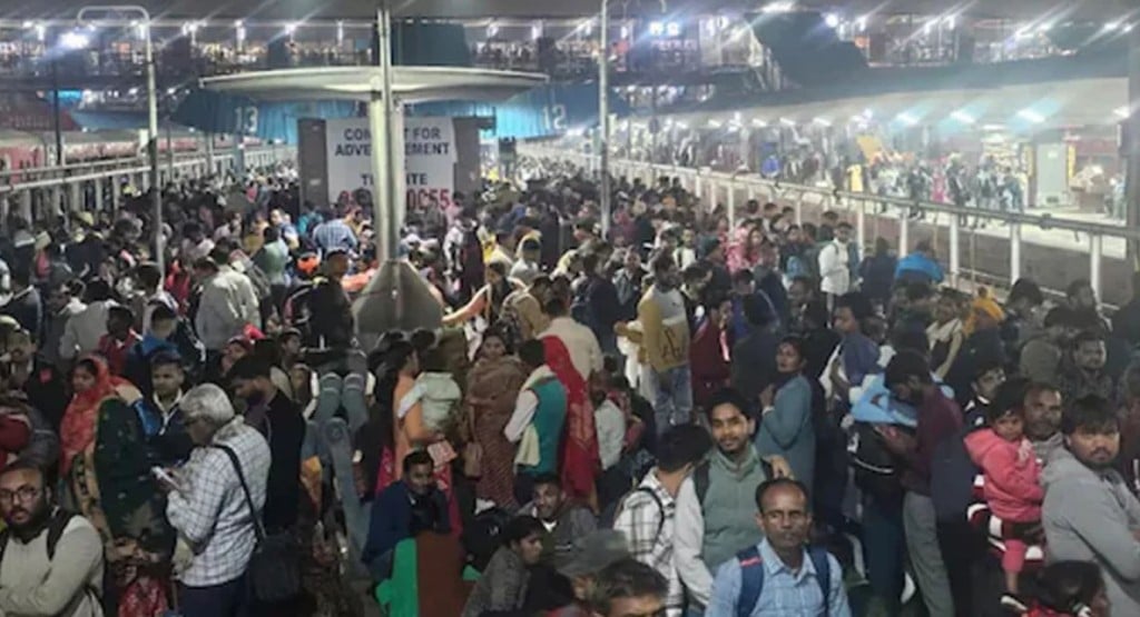 মহাকুম্ভগামী ট্রেনে উঠতে গিয়ে পদদলিত হয়ে ৪ শিশু ১১ নারীসহ নিহত ১৮ 4 rail 1739677549 মহাকুম্ভগামী ট্রেনে উঠতে গিয়ে পদদলিত হয়ে ৪ শিশু ১১ নারীসহ নিহত ১৮