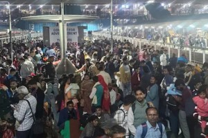 মহাকুম্ভগামী ট্রেনে উঠতে গিয়ে পদদলিত হয়ে ৪ শিশু ১১ নারীসহ নিহত ১৮