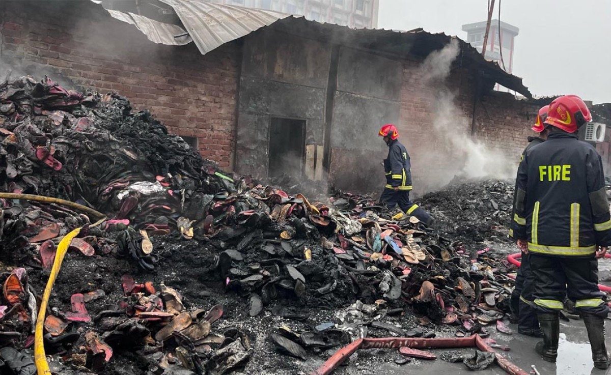 ফায়ার স্টেশনের ৭টি ইউনিটের চেষ্টায় রাজধানীর শ্যামপুরে প্লাস্টিক কারখানার আগুন নিয়ন্ত্রণে