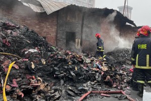 ফায়ার স্টেশনের ৭টি ইউনিটের চেষ্টায় রাজধানীর শ্যামপুরে প্লাস্টিক কারখানার আগুন নিয়ন্ত্রণে