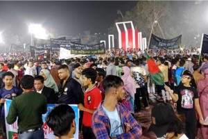 কেন্দ্রীয় শহীদ মিনারে মানুষের ঢল