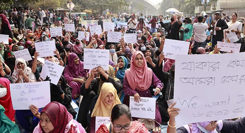 সহকারী শিক্ষক পদে নিয়োগ পেতে আজও জাদুঘরের সামনের সড়কে অবস্থান করছেন আন্দোলনকারীরা 3 sorok 1739260277 সহকারী শিক্ষক পদে নিয়োগ পেতে আজও জাদুঘরের সামনের সড়কে অবস্থান করছেন আন্দোলনকারীরা