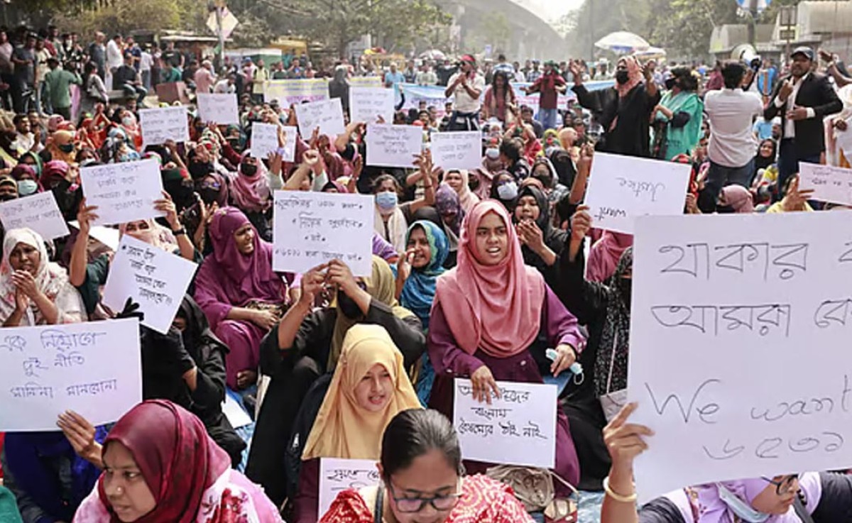 সহকারী শিক্ষক পদে নিয়োগ পেতে আজও জাদুঘরের সামনের সড়কে অবস্থান করছেন আন্দোলনকারীরা