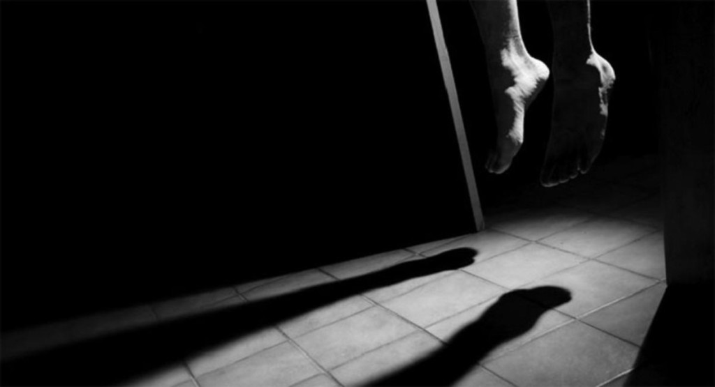 রাজশাহীতে ডিবি কর্মকর্তার ঝুলন্ত লাশ উদ্ধার 3 suicide 1739274747 রাজশাহীতে ডিবি কর্মকর্তার ঝুলন্ত লাশ উদ্ধার