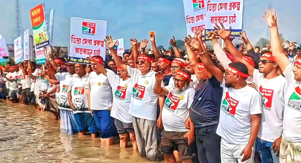 ভারতের পানি আগ্রাসনের বিরুদ্ধে তিস্তায় হাঁটু পানিতে নেমে প্লেকার্ড প্রদর্শন 2 tista 1739886851 ভারতের পানি আগ্রাসনের বিরুদ্ধে তিস্তায় হাঁটু পানিতে নেমে প্লেকার্ড প্রদর্শন