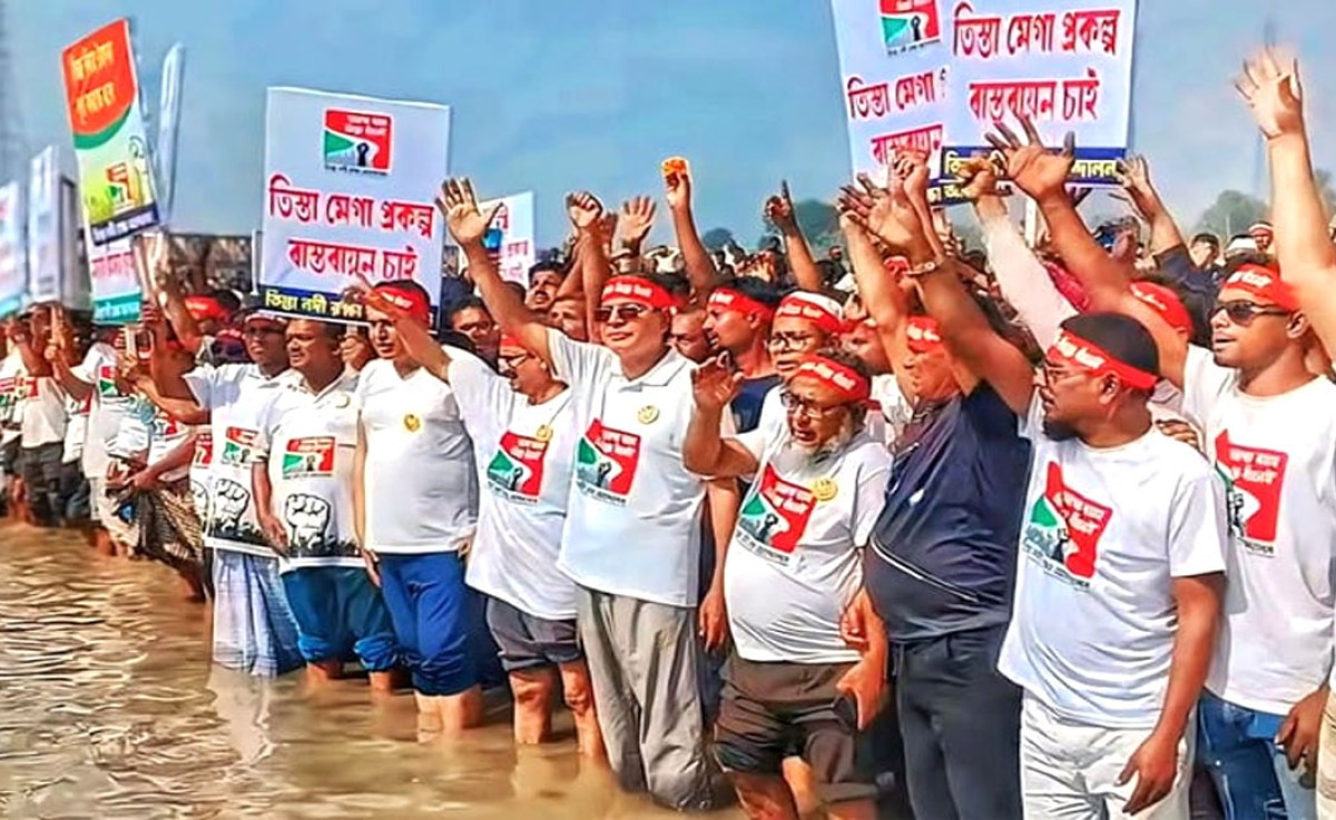 ভারতের পানি আগ্রাসনের বিরুদ্ধে তিস্তায় হাঁটু পানিতে নেমে প্লেকার্ড প্রদর্শন