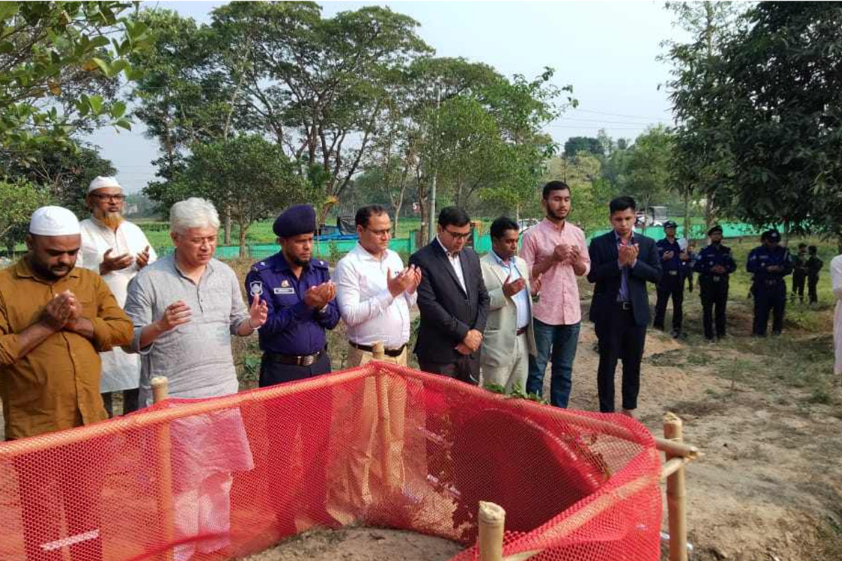 সিলেটে শহিদ গৌছ উদ্দিনের কবর জিয়ারত করলেন উপদেষ্টা আদিলুর রহমান খান