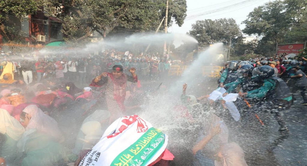 প্রাথমিকে নিয়োগপ্রত্যাশীদের ওপর পুলিশের জলকামান-লাঠিপেটা 2 আন্দোলন 1739706002 প্রাথমিকে নিয়োগপ্রত্যাশীদের ওপর পুলিশের জলকামান-লাঠিপেটা