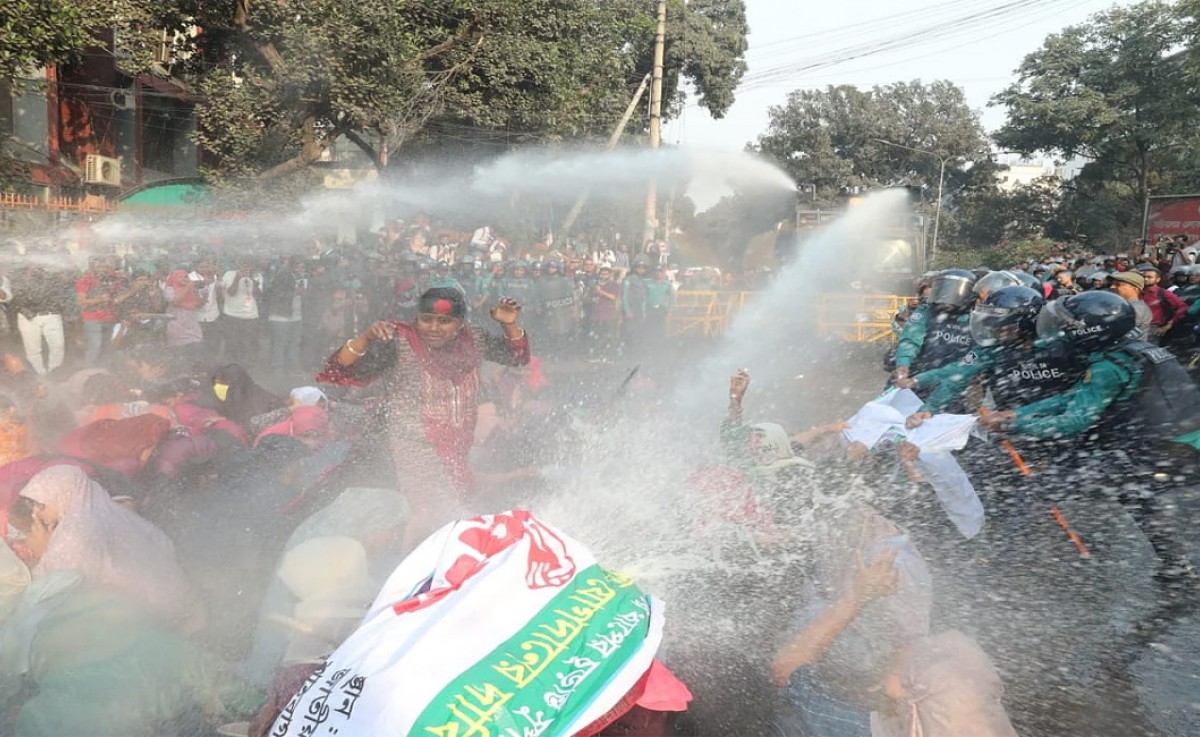 প্রাথমিকে নিয়োগপ্রত্যাশীদের ওপর পুলিশের জলকামান-লাঠিপেটা