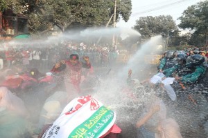 প্রাথমিকে নিয়োগপ্রত্যাশীদের ওপর পুলিশের জলকামান-লাঠিপেটা