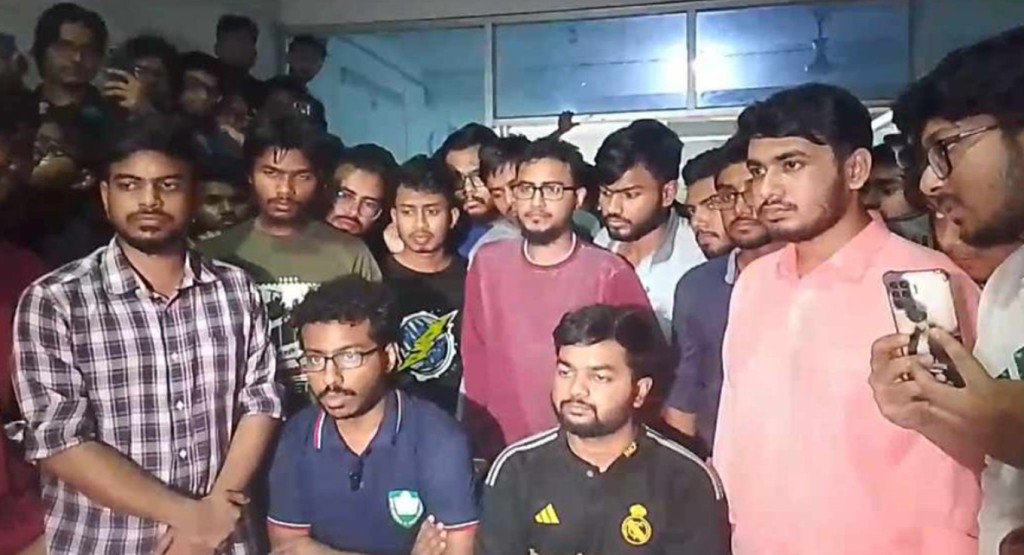 কুয়েটে ভিসির পদত্যাগসহ ৫ দফা দাবি:না মানলে ক্লাস-পরীক্ষা বন্ধের আল্টিমেটাম 4 কুয়েট 1739934368 কুয়েটে ভিসির পদত্যাগসহ ৫ দফা দাবি:না মানলে ক্লাস-পরীক্ষা বন্ধের আল্টিমেটাম