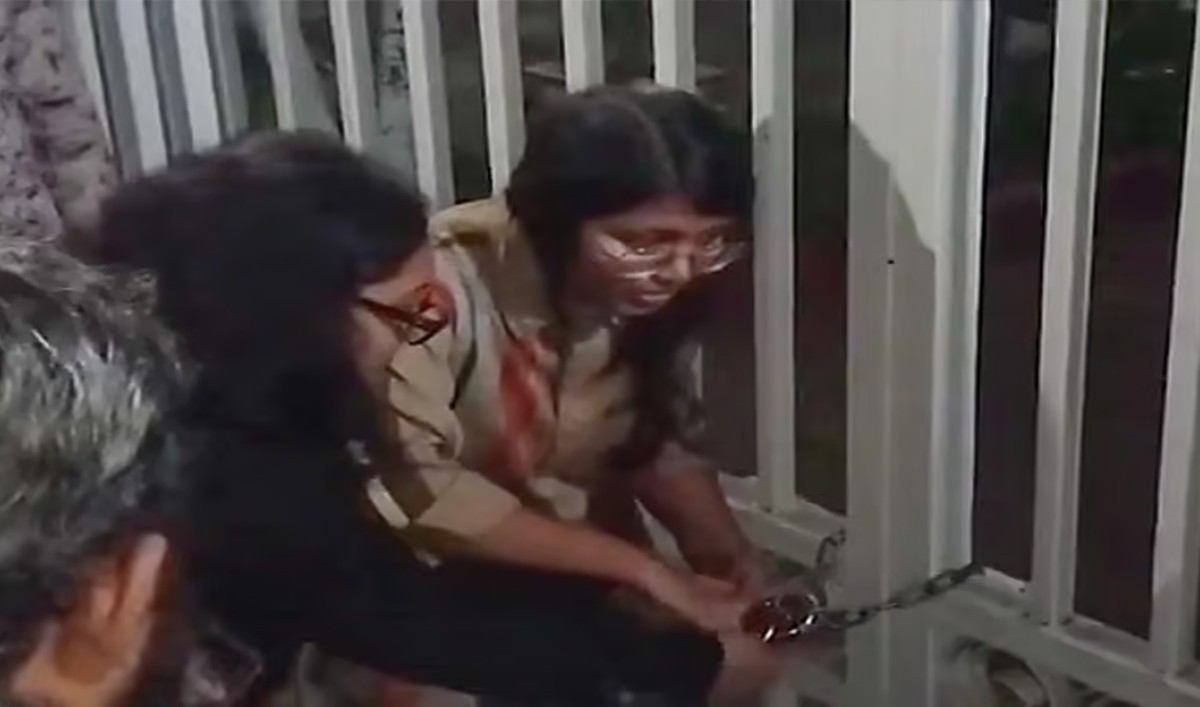কুয়েটের শিক্ষার্থীরা তালা ঝুলিয়ে দিয়েছেন উপাচার্যের বাসভবনে